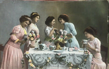Carica l'immagine nel visualizzatore di Gallery, CARTOLINA L’ORA DEL TÈ 1912 CC03
