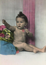 Carica l'immagine nel visualizzatore di Gallery, CARTOLINA BAMBINA CON FIORI CC03