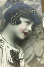 Carica l'immagine nel visualizzatore di Gallery, CARTOLINA RAGAZZINA A RILIEVO 1930 CC03