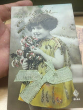 Carica l'immagine nel visualizzatore di Gallery, CARTOLINA AUGURI A RILIEVO ANNI 20 CC03