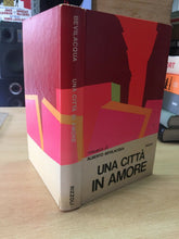 Carica l'immagine nel visualizzatore di Gallery, UNA CITTÀ IN AMORE A. BEVILACQUA I ED. 1971 I469