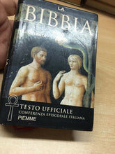 Carica l'immagine nel visualizzatore di Gallery, LA BIBBIA MINI ILLUSTRATA CEI PIEMME 2000 V554