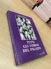 Carica l'immagine nel visualizzatore di Gallery, TUTTI GLI UOMINI DEL PALAZZO M. BALDARI Y226