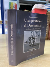 Carica l'immagine nel visualizzatore di Gallery, UNA QUESTIONE DI DEMOCRAZIA LE DONNE NELLE ISTITUZIONI R. ROMANO BA151