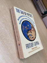 Carica l'immagine nel visualizzatore di Gallery, THE TAO OF PHYSICS F. CAPRA BA448