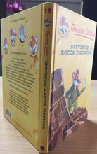 Carica l'immagine nel visualizzatore di Gallery, GERONIMO STILTON BENVENUTI A ROCCA TACCAGNA AC33
