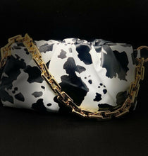 Carica l'immagine nel visualizzatore di Gallery, BORSA POCHETTE STAMPA MUCCA IN ECOPELLE BAG02