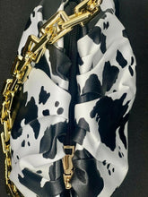 Carica l'immagine nel visualizzatore di Gallery, BORSA POCHETTE STAMPA MUCCA IN ECOPELLE BAG02