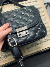 Carica l'immagine nel visualizzatore di Gallery, BORSA POCHETTE NERA IN ECOPELLE BAG05