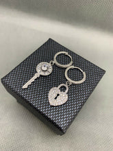 Carica l'immagine nel visualizzatore di Gallery, ORECCHÌNI LUCCHETTO E CHIAVE col. ARGENTO JEW14