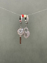 Carica l'immagine nel visualizzatore di Gallery, ORECCHÌNI LUCCHETTO E CHIAVE col. ARGENTO JEW14