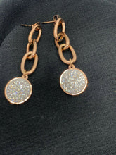 Carica l'immagine nel visualizzatore di Gallery, ORECCHÌNI ACCIAO E STRASS col. ORO ROSA JEW16