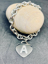 Carica l'immagine nel visualizzatore di Gallery, BRACCIALE DONNA CUORE CON INIZIALE “A” col. ARGENTO JEW24