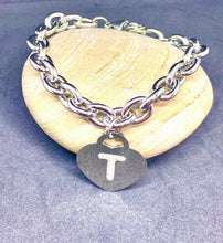 Carica l'immagine nel visualizzatore di Gallery, BRACCIALE DONNA CUORE CON INIZIALE “T” col. ARGENTO JEW25