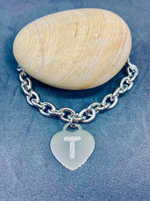 Carica l'immagine nel visualizzatore di Gallery, BRACCIALE DONNA CUORE CON INIZIALE “T” col. ARGENTO JEW25