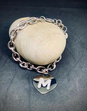 Carica l'immagine nel visualizzatore di Gallery, BRACCIALE DONNA CUORE CON INIZIALE “M” col. ARGENTO JEW26