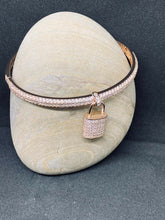 Carica l'immagine nel visualizzatore di Gallery, BRACCIALE DONNA RIGIDO LUCCHETTO col. ORO ROSA JEW32
