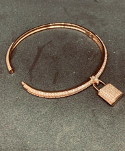 Carica l'immagine nel visualizzatore di Gallery, BRACCIALE DONNA RIGIDO LUCCHETTO col. ORO ROSA JEW32