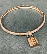 Carica l'immagine nel visualizzatore di Gallery, BRACCIALE DONNA RIGIDO LUCCHETTO col. ORO ROSA JEW32