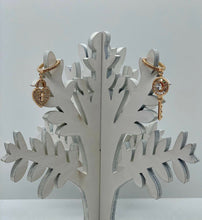 Carica l'immagine nel visualizzatore di Gallery, ORECCHINI CHIAVE E CUORE col. ORO JEW35