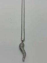Carica l'immagine nel visualizzatore di Gallery, CATENINA DONNA CON CORNO IN ACCIAIO INOX col. ARGENTO NEK04