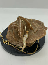 Carica l'immagine nel visualizzatore di Gallery, CATENINA DONNA CON CORNO IN ACCIAIO INOX col. ORO NEK05