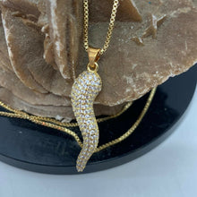 Carica l'immagine nel visualizzatore di Gallery, CATENINA DONNA CON CORNO IN ACCIAIO INOX col. ORO NEK05