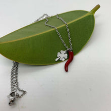 Carica l'immagine nel visualizzatore di Gallery, CATENINA CORNETTO E QUADRIFOGLIO IN ACCIAIO INOX NEK07