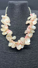 Carica l'immagine nel visualizzatore di Gallery, COLLANA DONNA IN MADREPERLA NEK77