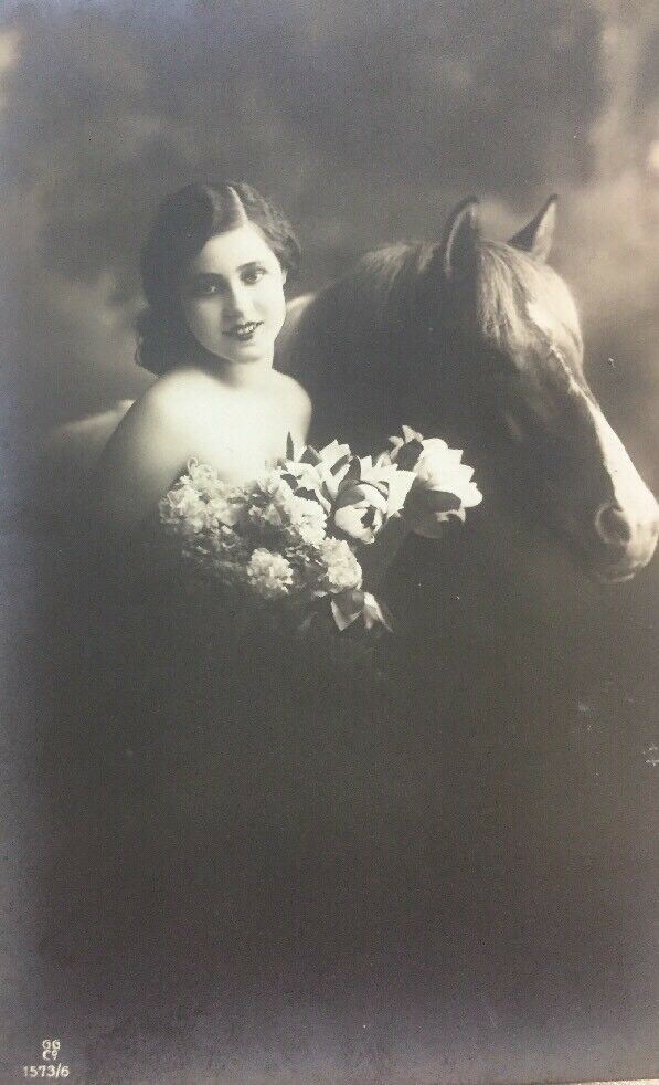 CARTOLINA RAGAZZA CON FIORI E CAVALLO INIZI 900 CC03
