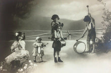 Carica l&#39;immagine nel visualizzatore di Gallery, CARTOLINA BAMBINI CHE GIOCANO 1916 CC03
