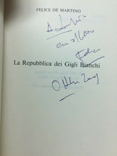 Carica l&#39;immagine nel visualizzatore di Gallery, LA REPUBBLICA DEI GIGLI BIANCHI F. DE MARTINO I ED. 1995 AUTOGRAFATO D493

