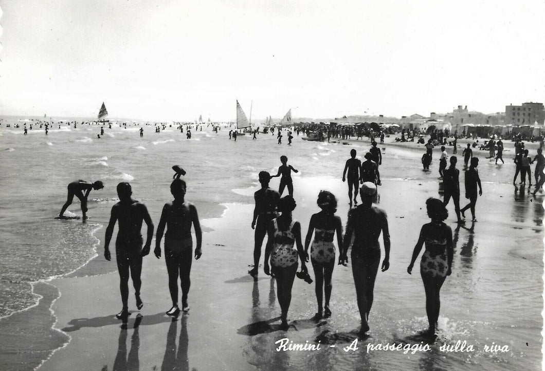 CARTOLINA RIMINI A PASSEGGIO SULLA SPIAGGIA BC19