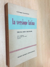 Carica l&#39;immagine nel visualizzatore di Gallery, LA VERSIONE LATINA V. D’AGOSTINO 1956 O469
