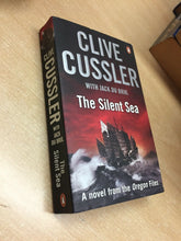 Carica l&#39;immagine nel visualizzatore di Gallery, THE SILENT SEA CLIVE CUSSLER PENGUIN U55
