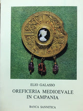 Carica l&#39;immagine nel visualizzatore di Gallery, OREFICERIA MEDIOEVALE IN CAMPANIA E. GALASSO M659
