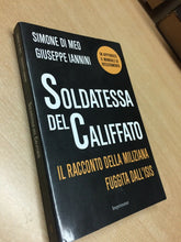 Carica l&#39;immagine nel visualizzatore di Gallery, LA SOLDATESSA DEL CALIFFATO IL RACCONTO DELLA MILIZIANA DELL’ISIS D607
