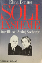 Carica l&#39;immagine nel visualizzatore di Gallery, SOLI INSIEME IN ESILIO CON ANDREJ SACHAROV E. BONNER D671
