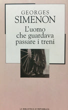 Carica l&#39;immagine nel visualizzatore di Gallery, L’UOMO CHE GUARDAVA PASSARE I TRENI G. SIMENON LA BIBLIOTECA DI REPUBBLICA E724
