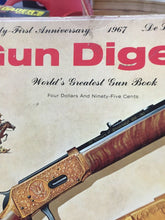 Carica l&#39;immagine nel visualizzatore di Gallery, GUN DIGEST 1967 DELUXE EDITION V65
