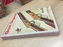 Carica l&#39;immagine nel visualizzatore di Gallery, GUN DIGEST 1967 DELUXE EDITION V65
