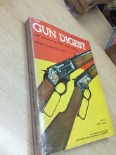 Carica l&#39;immagine nel visualizzatore di Gallery, GUN DIGEST 1970 DELUXE EDITION V67
