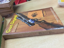 Carica l&#39;immagine nel visualizzatore di Gallery, GUN DIGEST 1972 DELUXE EDITION V68
