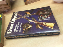 Carica l&#39;immagine nel visualizzatore di Gallery, GUN DIGEST 1977 DELUXE EDITION V69
