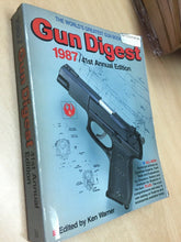 Carica l&#39;immagine nel visualizzatore di Gallery, GUN DIGEST 1987 DELUXE EDITION V76
