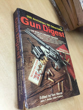 Carica l&#39;immagine nel visualizzatore di Gallery, GUN DIGEST 1981 DELUXE EDITION V81
