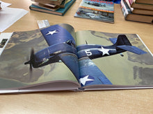 Carica l&#39;immagine nel visualizzatore di Gallery, LEGENDARY WARBIRDS AEREI DA COMBATTIMENTO IN VOLO L. CALIARO W514
