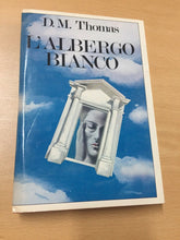 Carica l&#39;immagine nel visualizzatore di Gallery, L’ALBERGO BIANCO D. M. THOMAS AA572
