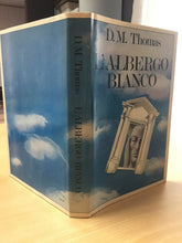 Carica l&#39;immagine nel visualizzatore di Gallery, L’ALBERGO BIANCO D. M. THOMAS AA572
