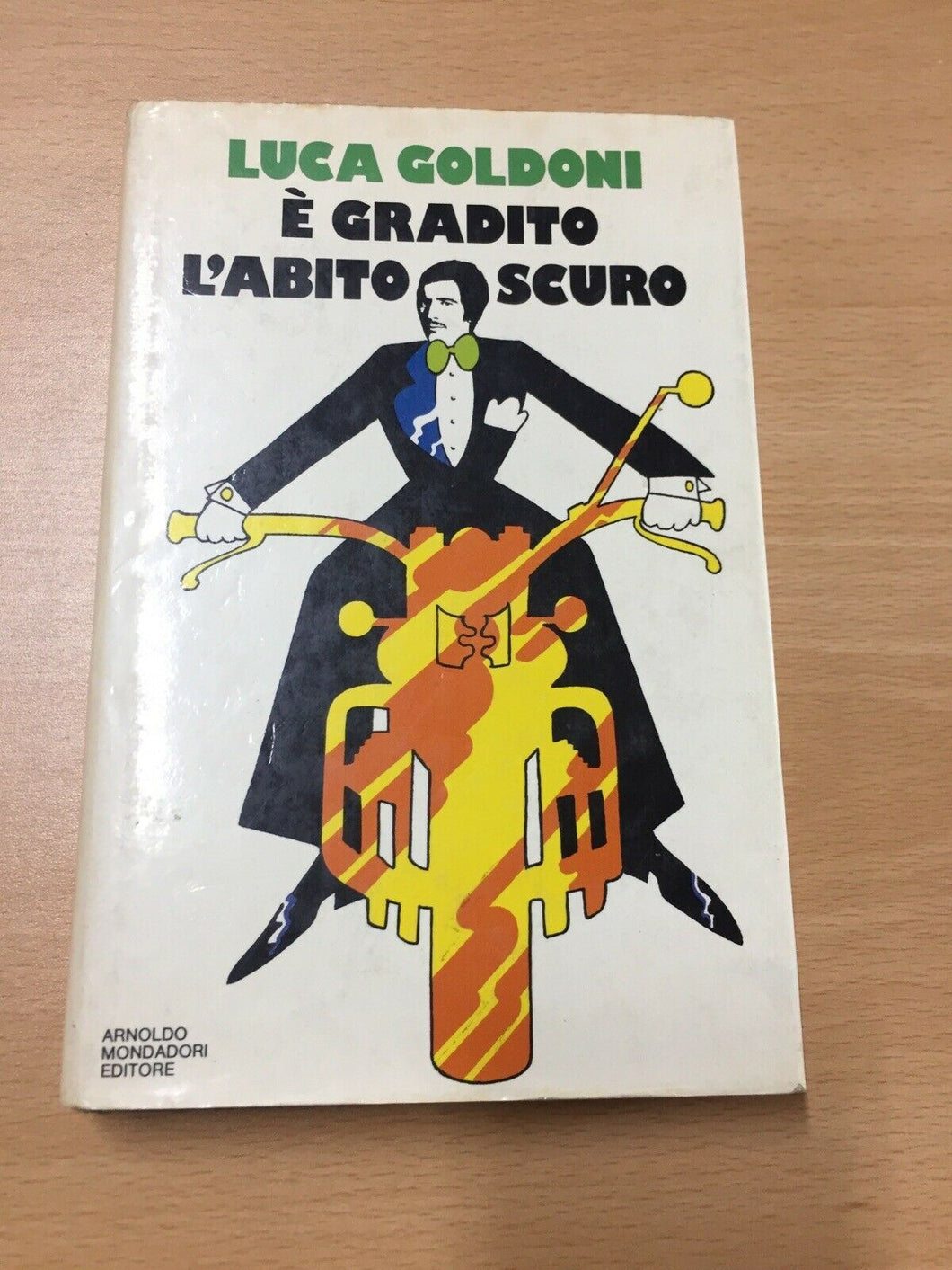 É GRADITO L’ABITO SCURO LUCA GOLDONI AB35
